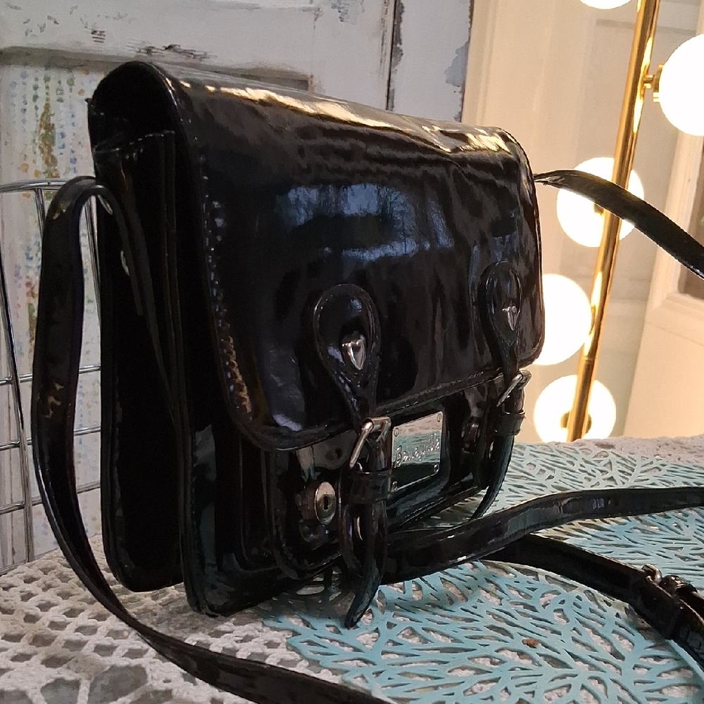 Betseyville Patent Purse